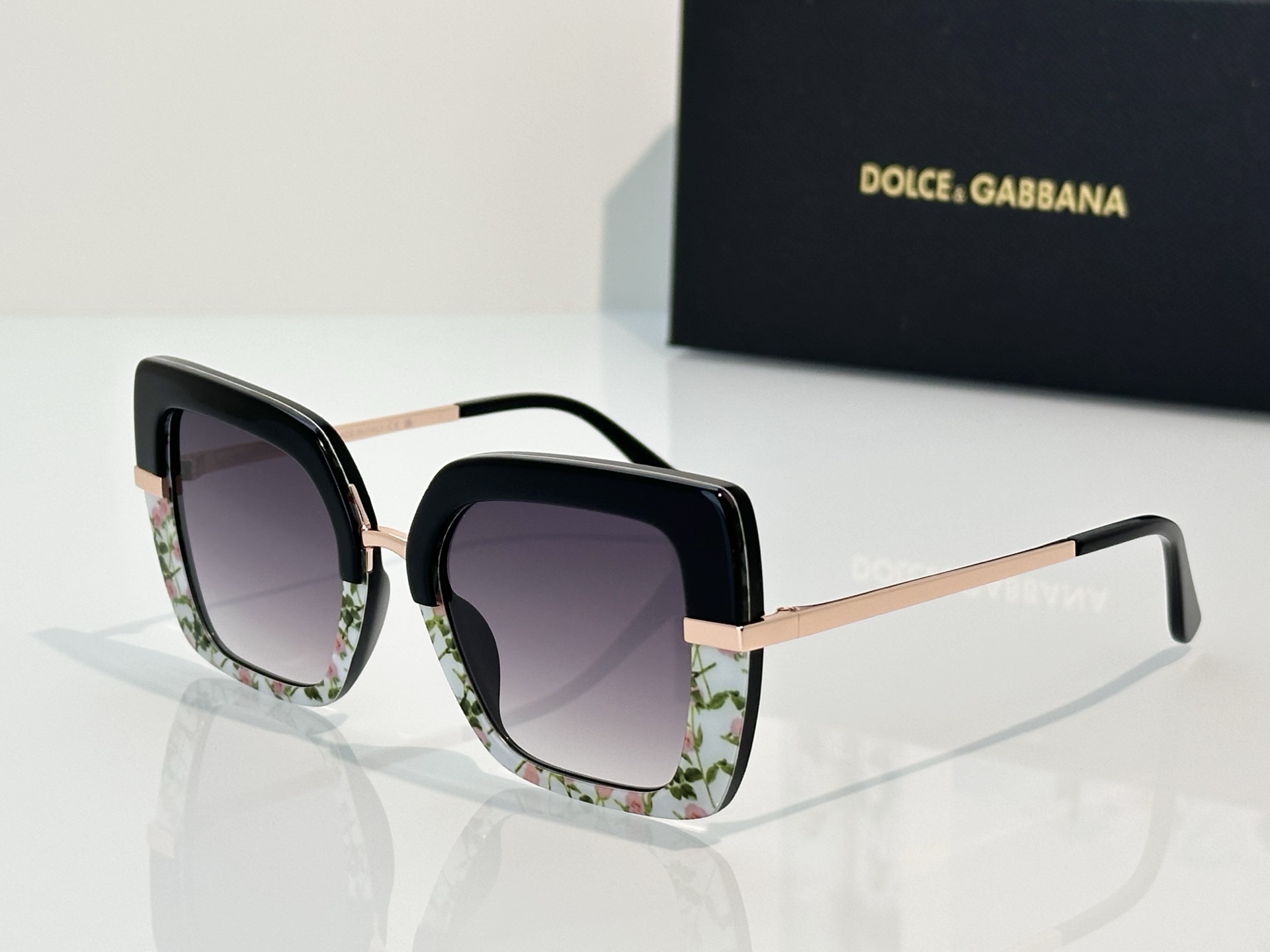 Dolce Gabbana DG4373
