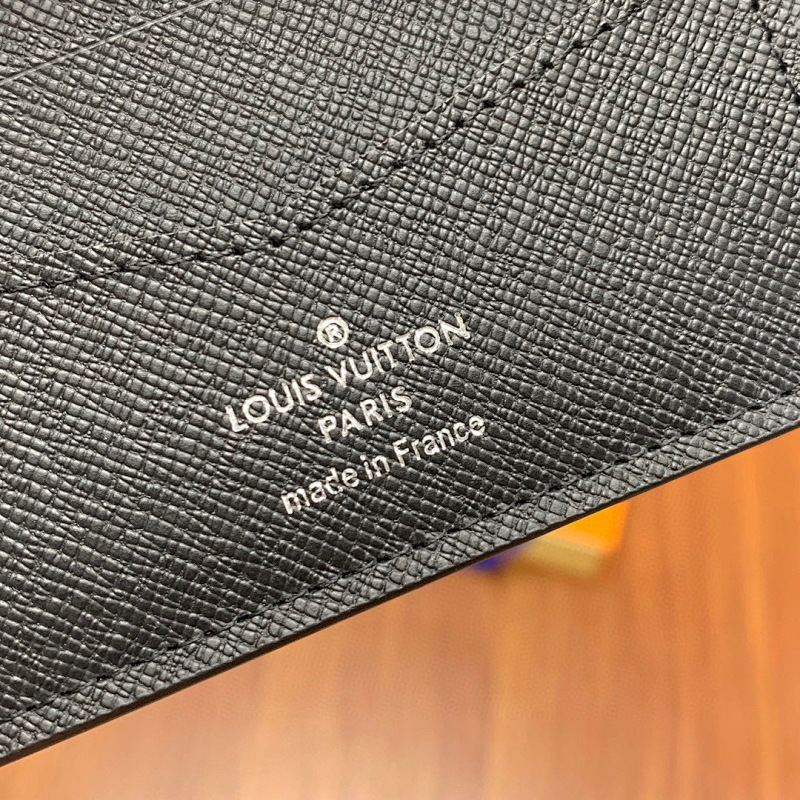 Louis Vuitton M64002
