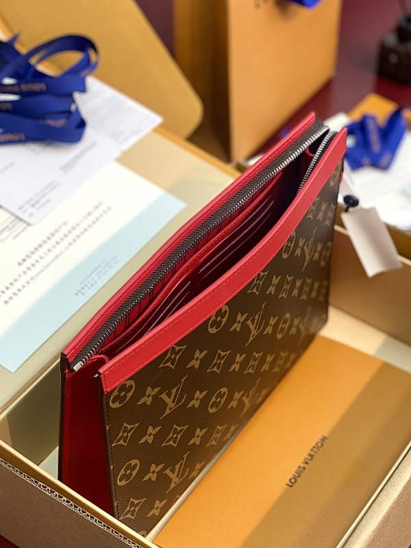 Louis Vuitton M12820