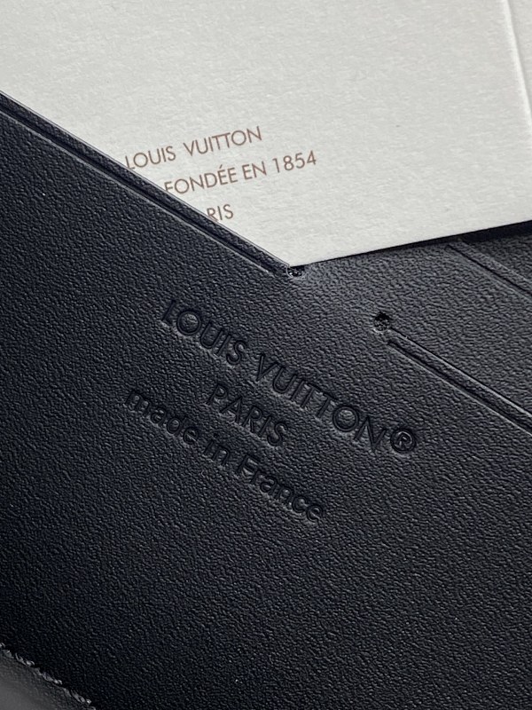 Louis Vuitton M28048