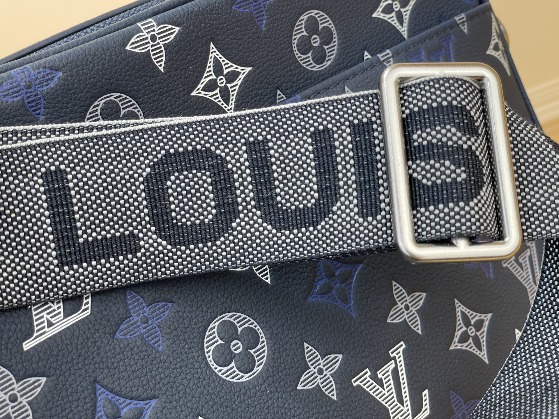 Louis Vuitton M28618