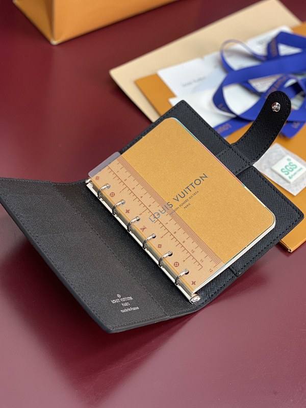 Louis Vuitton R20005