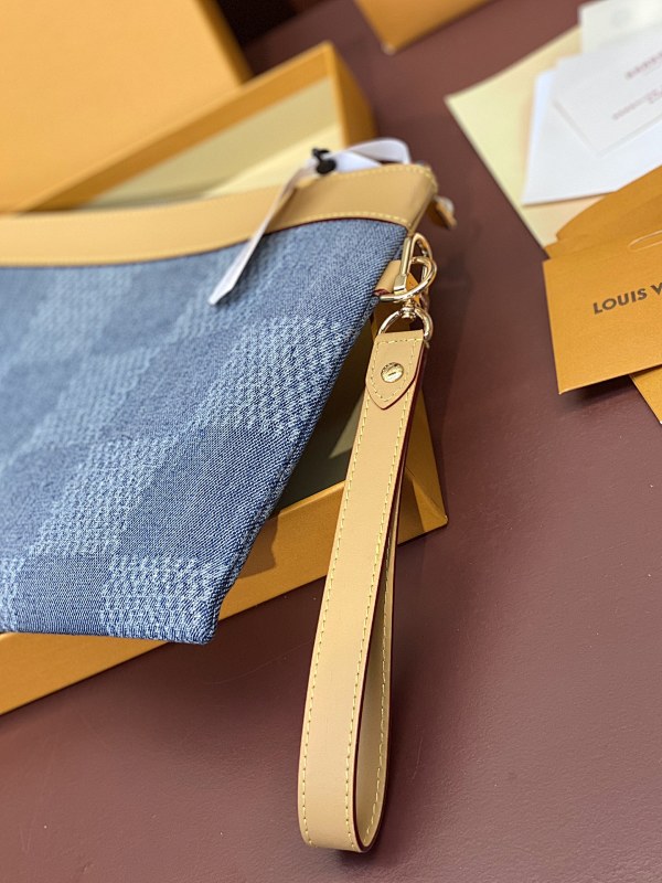 Louis Vuitton M81570