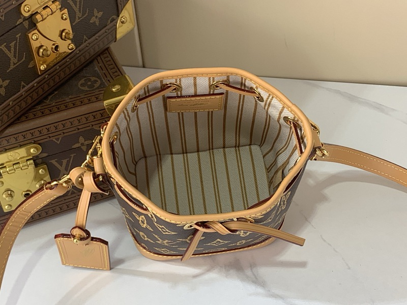 Louis Vuitton M27699