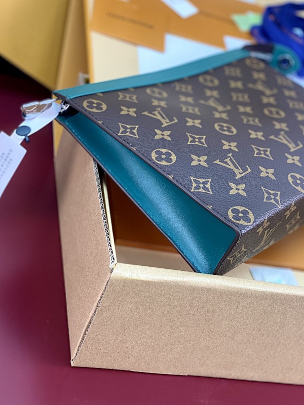 Louis Vuitton M12820