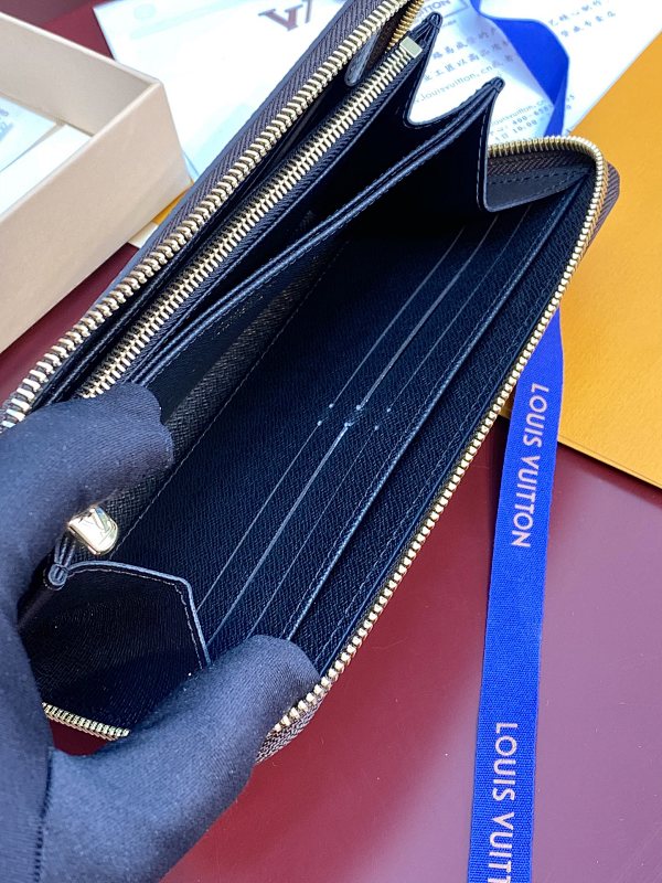 Louis Vuitton M69353