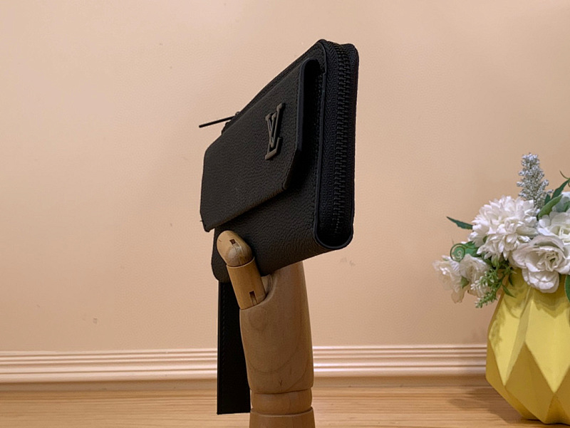 Louis Vuitton M69831