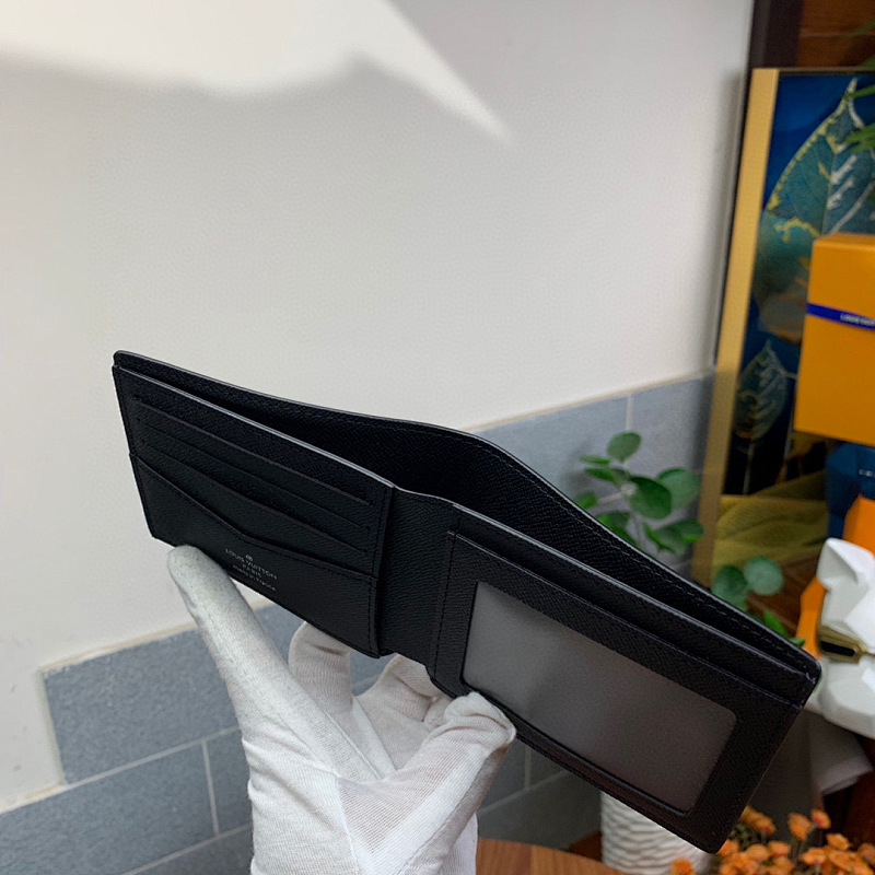 Louis Vuitton M64002