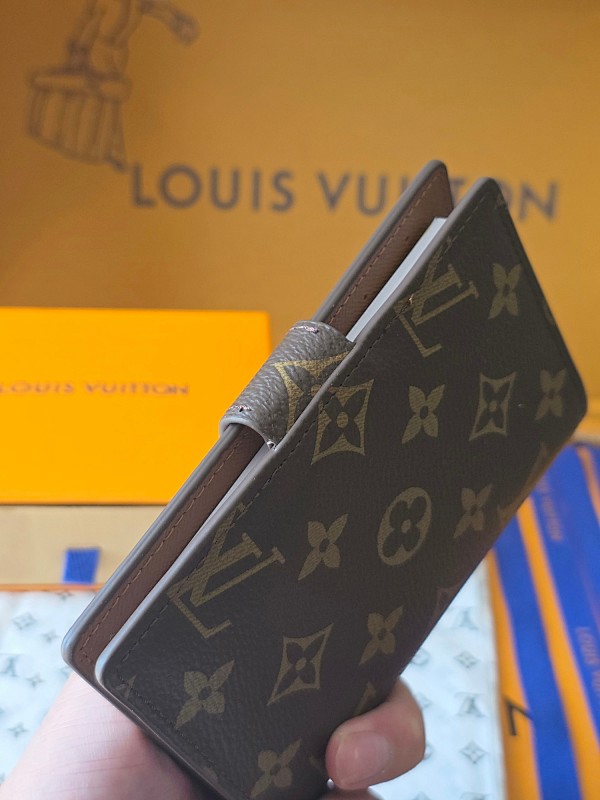 Louis Vuitton R20005