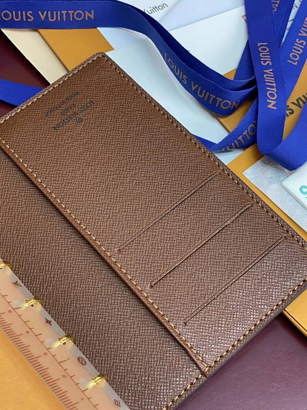 Louis Vuitton R20005