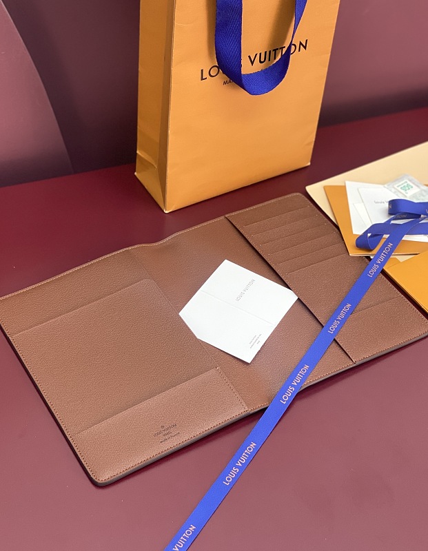 Louis Vuitton R20100