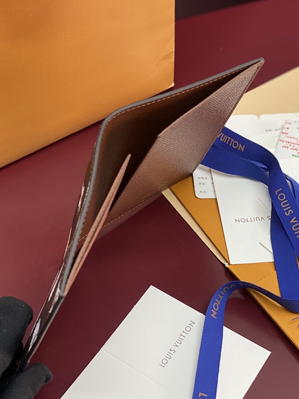 Louis Vuitton M27548