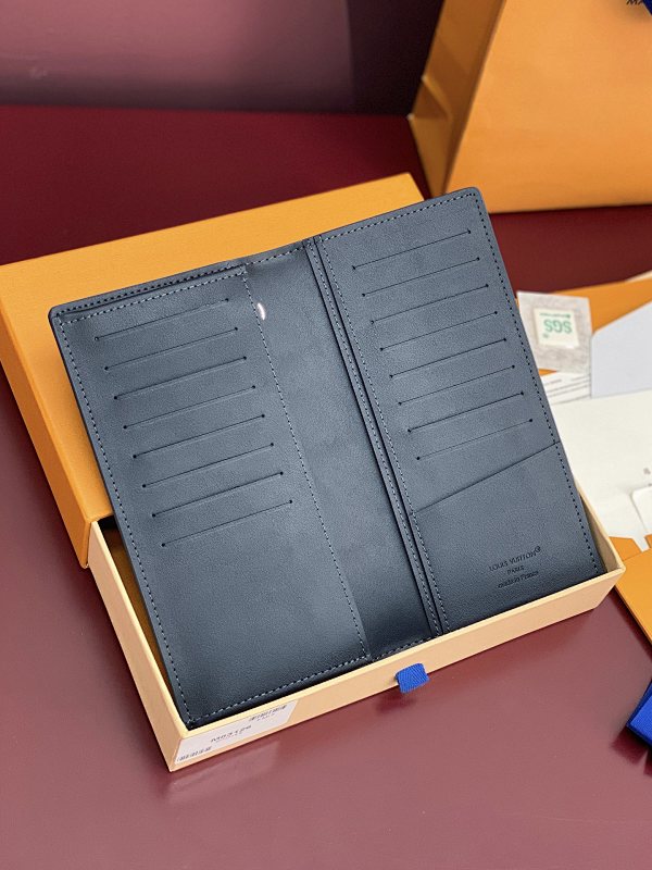 Louis Vuitton M83126