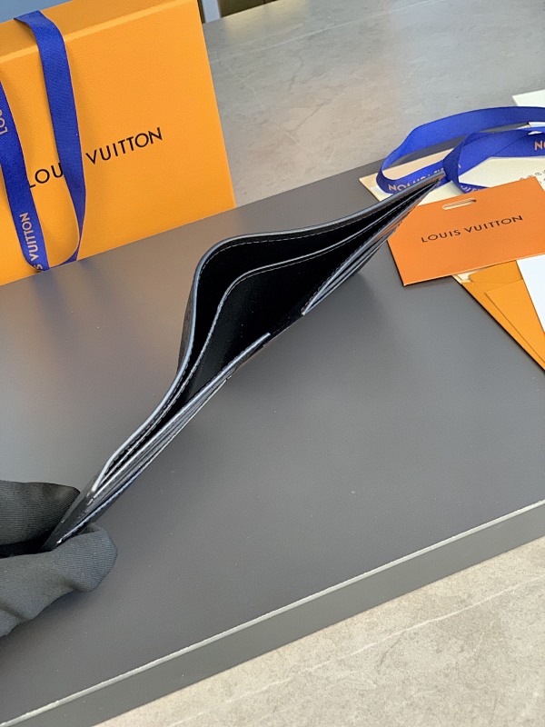 Louis Vuitton M69037