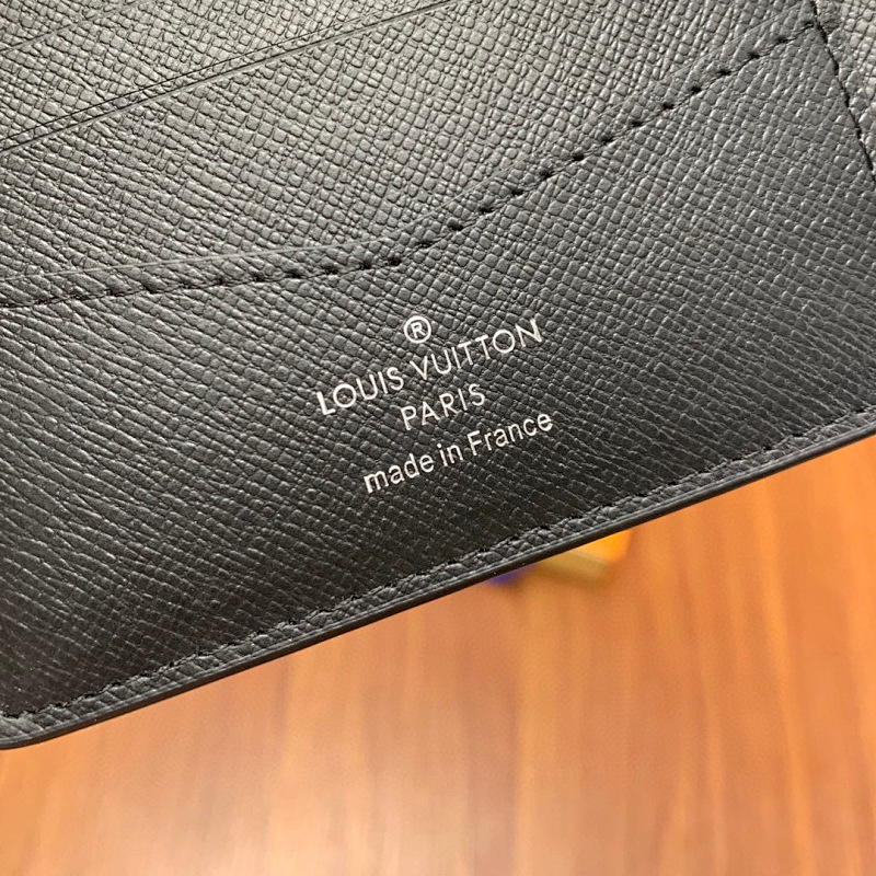Louis Vuitton M64002
