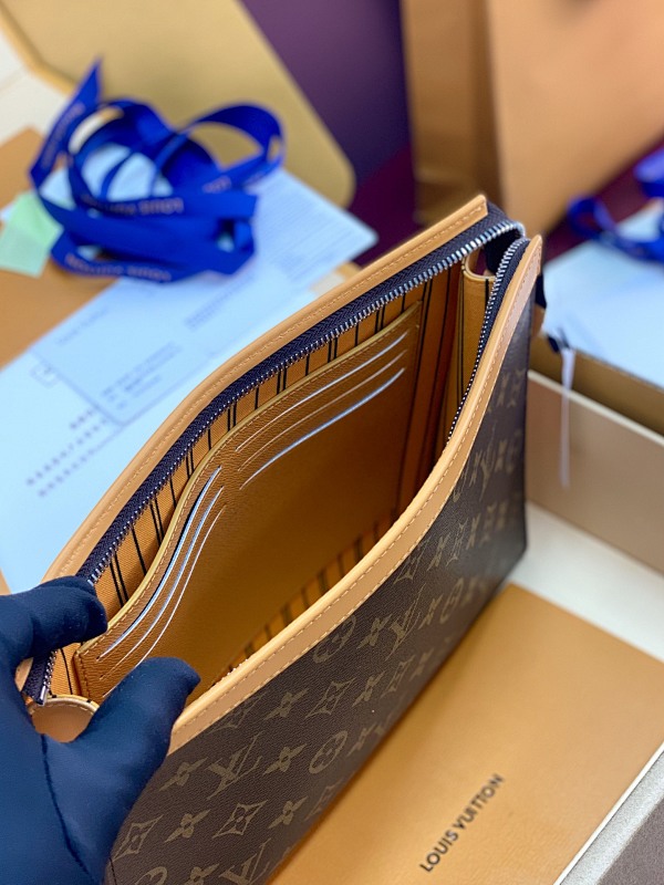 Louis Vuitton M12820
