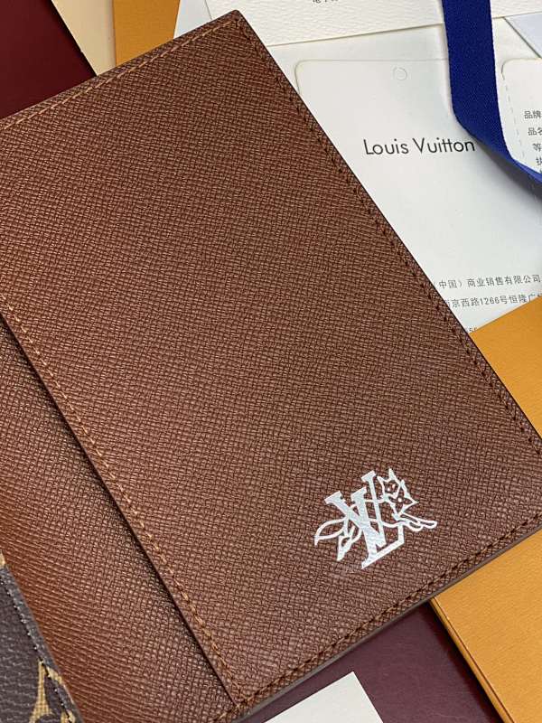 Louis Vuitton M27052